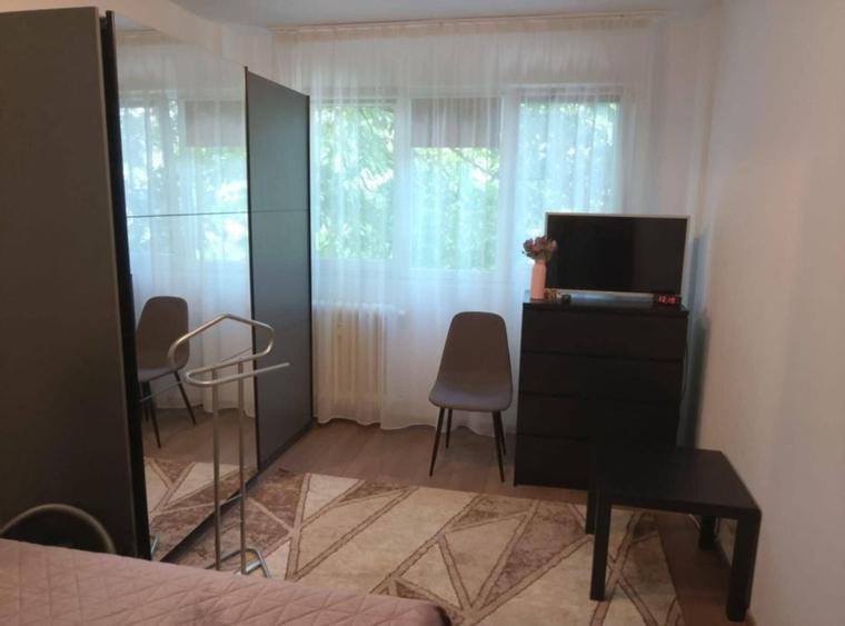 Apartament cu 3 camere semidecomandat în Berceni
