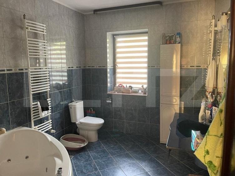 Casă individuală cu 6 camere cu Canalizare în Tătărași