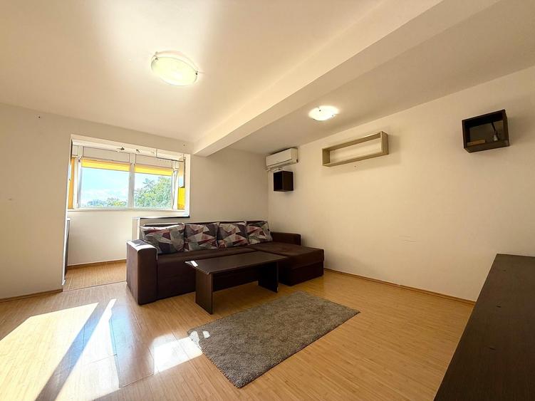 Apartament cu 2 camere decomandat în Titan