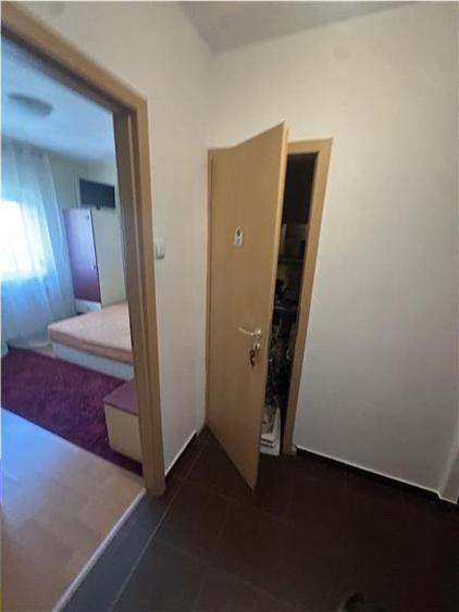 Apartament cu 3 camere semidecomandat, mobilat în Aradului