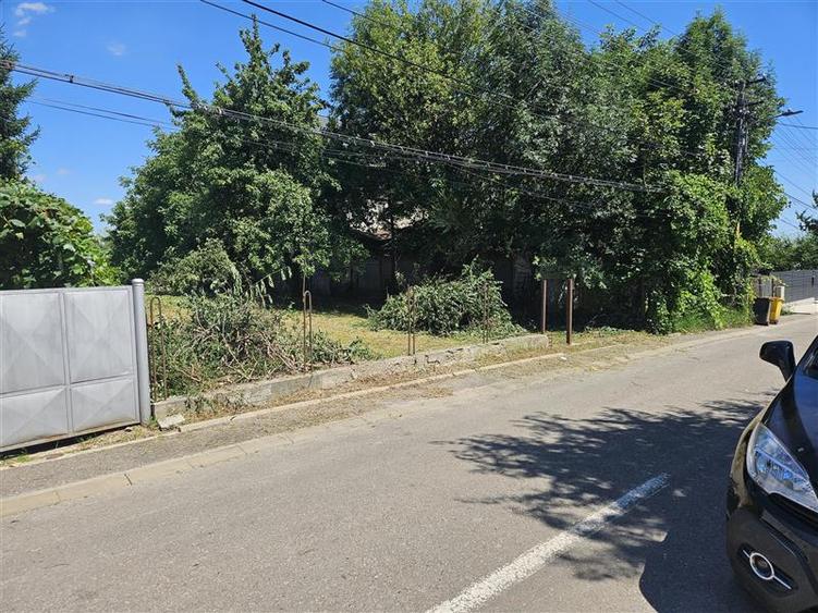 Teren intravilan de 705 mp, în Est