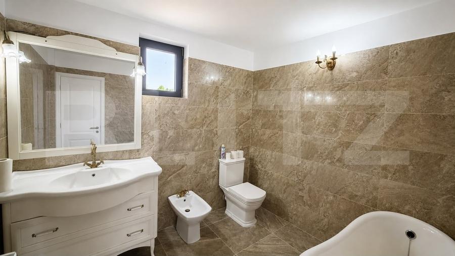 Casă individuală cu 6 camere cu Teren 2000 Mp în Exterior Est