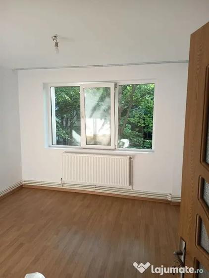Apartament cu 3 camere semidecomandat în Micro 17