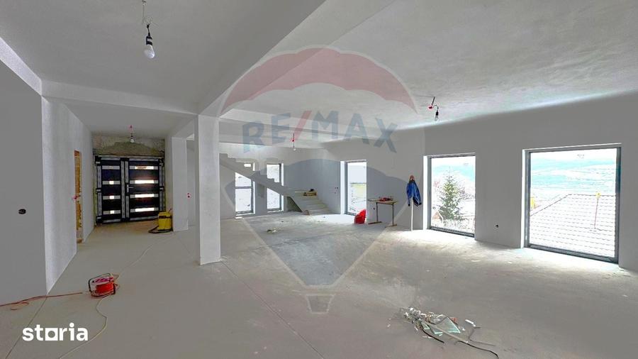 Casă cu 6 camere cu Teren 822 Mp în Central