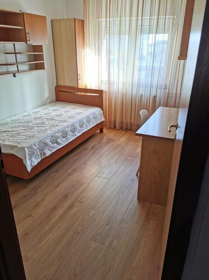 Apartament cu 3 camere decomandat în Turnișor