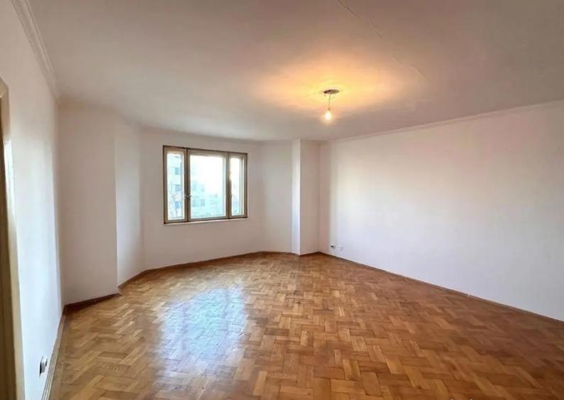 Apartament cu 6 camere decomandat în Moșilor