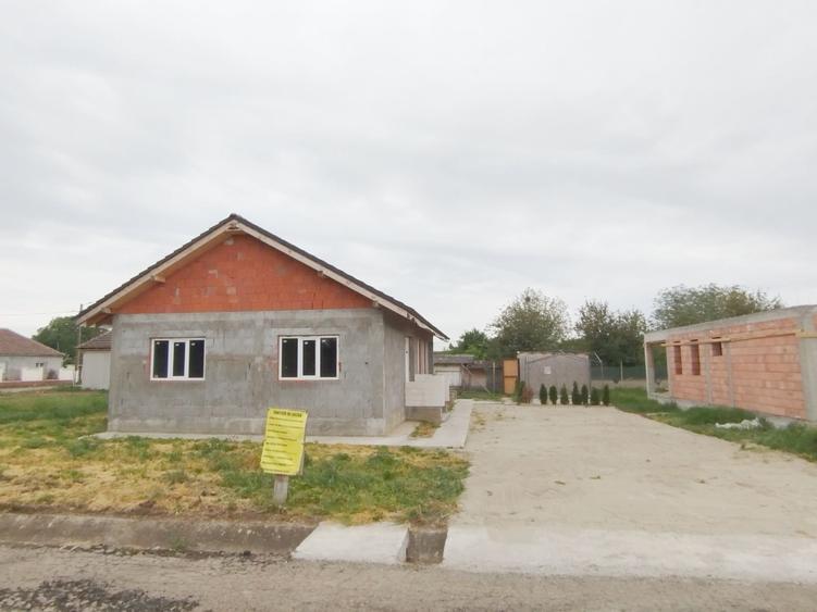 Casă cu 2 camere decomandat în Girișu de Criș