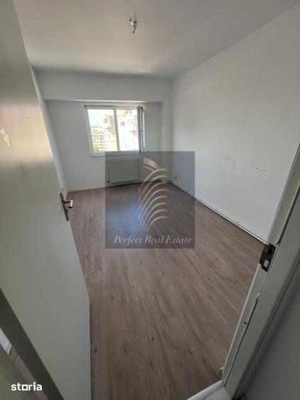 Apartament cu 3 camere decomandat în Delfinariu