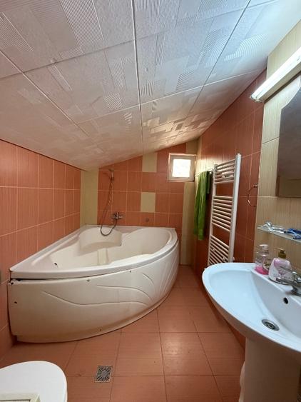 Casă individuală cu 6 camere cu Canalizare în Est