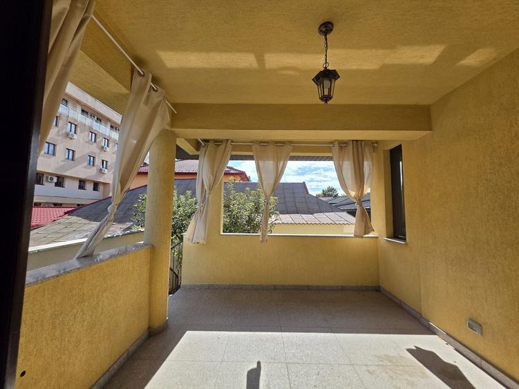 Casă individuală cu 7 camere cu Piscina în Central