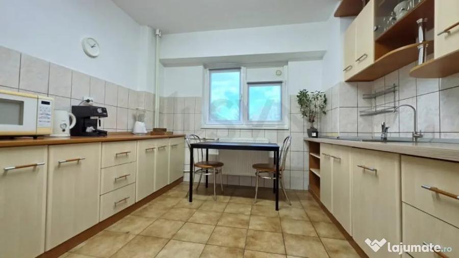 Apartament cu 4 camere semidecomandat în Universitate