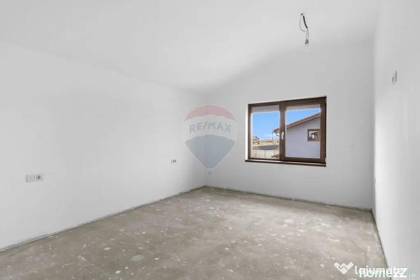 Casă cu 7 camere cu Teren 437 Mp în Livada