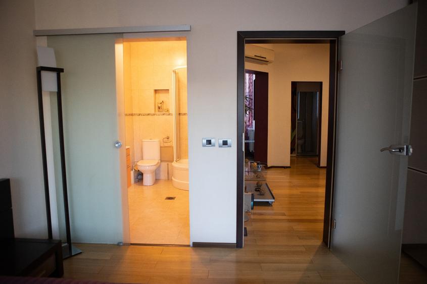 Apartament cu 3 camere semidecomandat în Cișmigiu