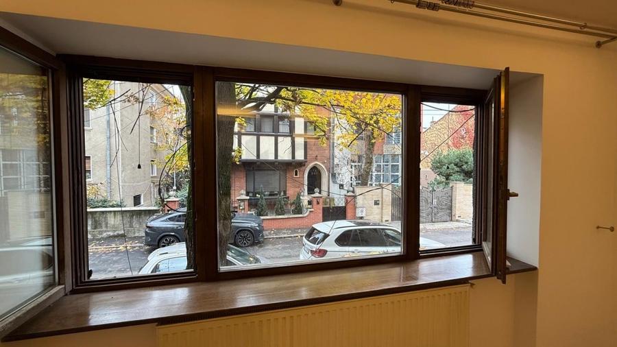 Apartament cu 3 camere semidecomandat, mobilat în Primăverii
