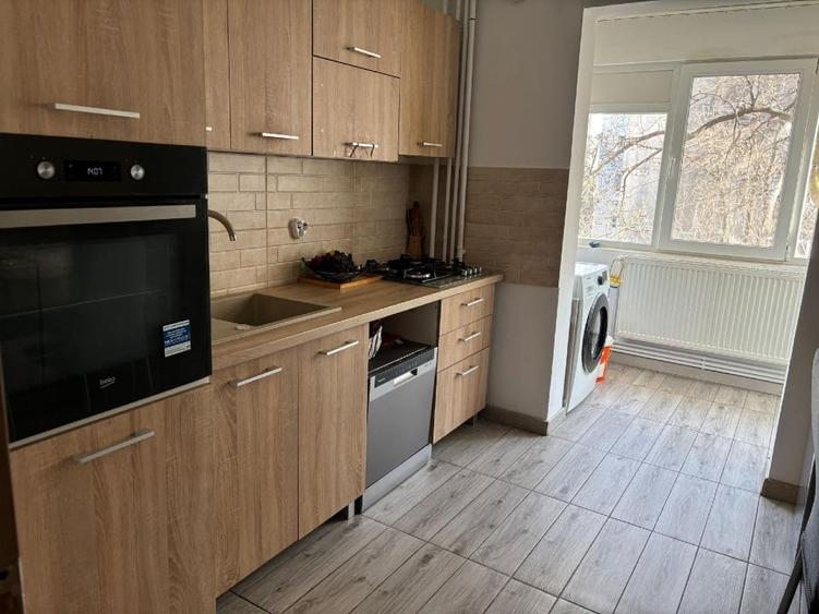 Apartament cu 3 camere decomandat, mobilat în Crângași