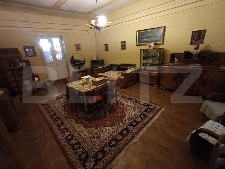 Casă individuală cu 6 camere cu Canalizare în Central