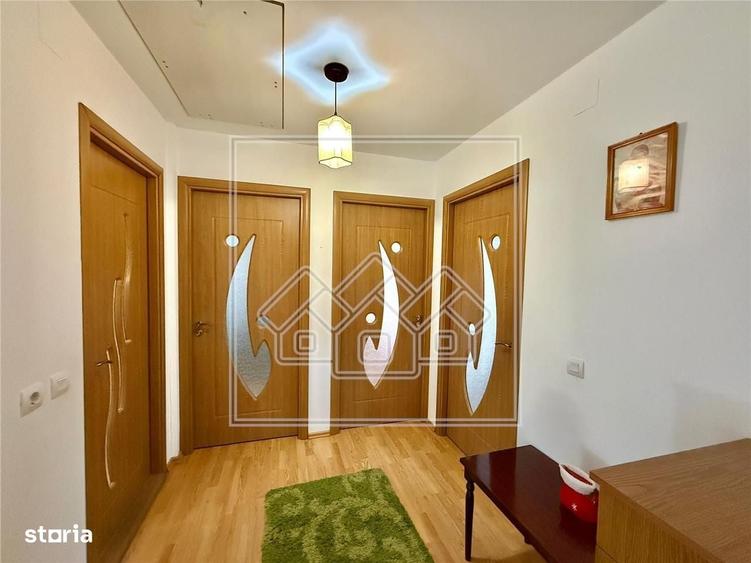 Casă cu 4 camere cu Teren 500 Mp în Sadu