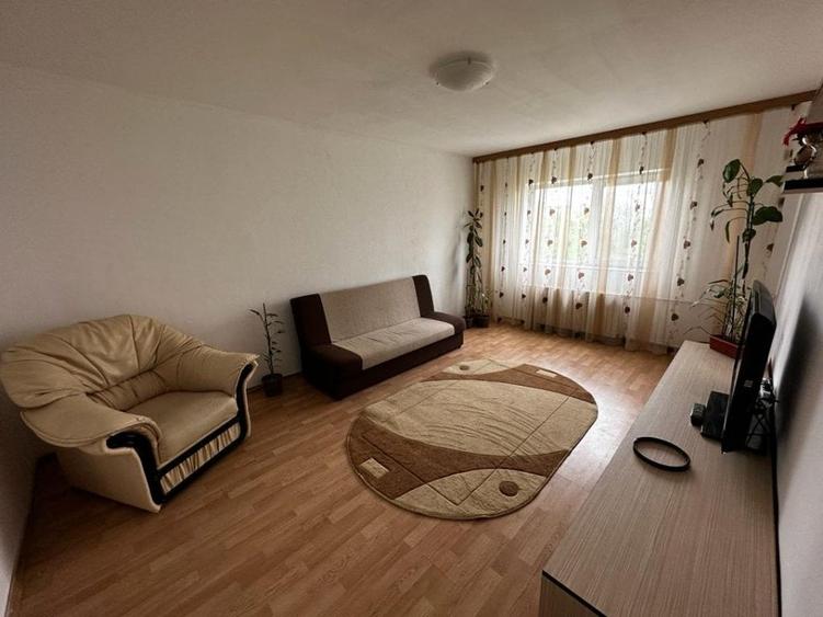 Apartament cu 3 camere decomandat, mobilat în Poarta 6