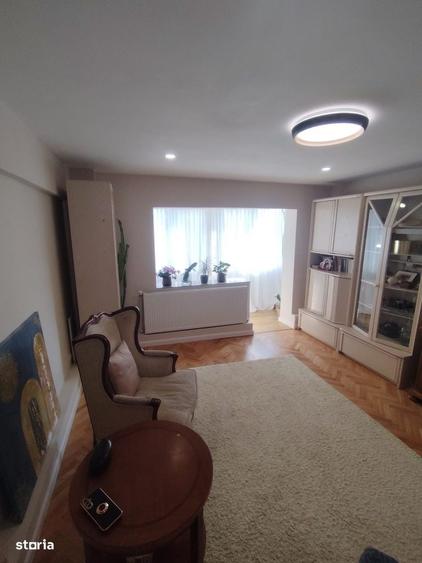 Apartament cu 4 camere decomandat în Central