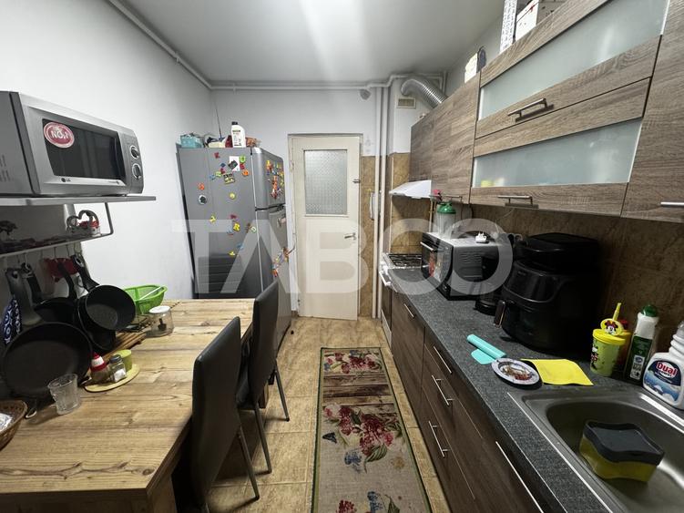 Apartament cu 3 camere semidecomandat, mobilat în Mihai Viteazul