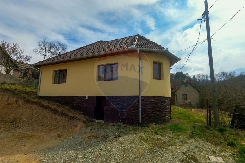 Casă individuală cu 3 camere cu Teren 2497 Mp în Central
