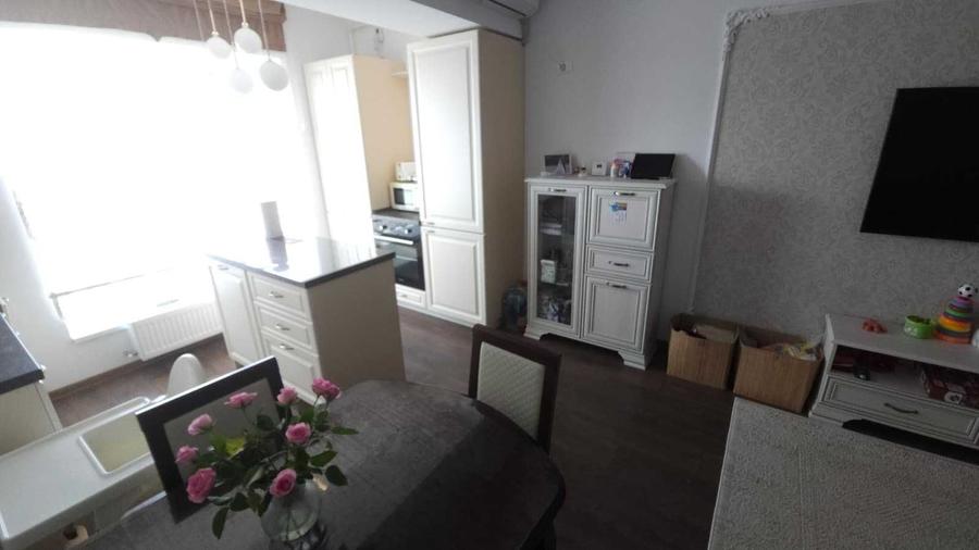 Apartament cu 3 camere semidecomandat în Apărătorii Patriei