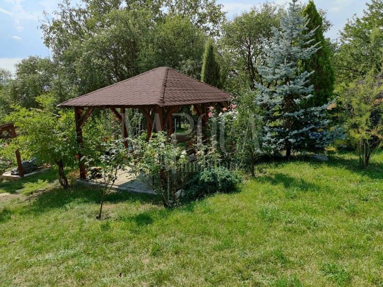 Casă individuală cu 6 camere cu Canalizare în Dâmbul Rotund