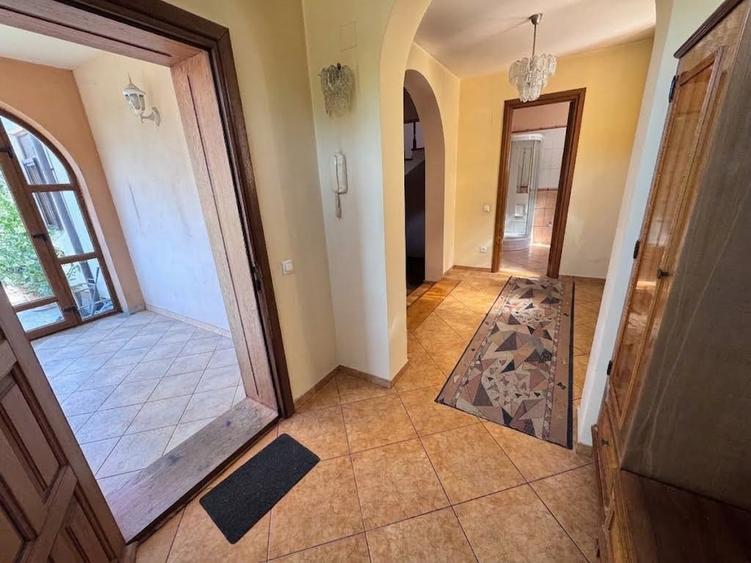Casă individuală cu 5 camere cu Teren 1612 Mp în Sud