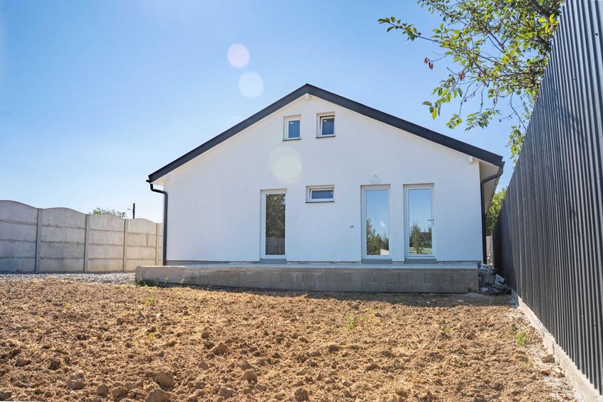Casă cu 3 camere în Lazuri