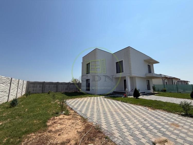 Casă individuală cu 6 camere cu Canalizare în Preajba