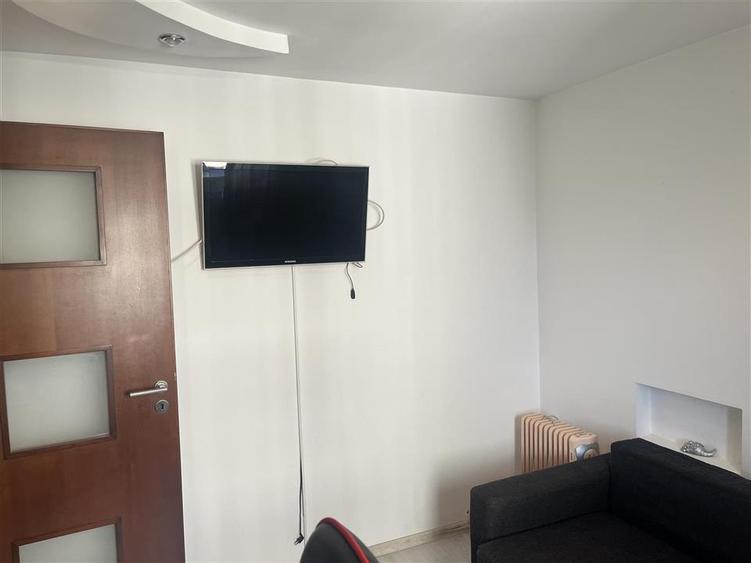 Apartament cu 3 camere semidecomandat, mobilat în Tei