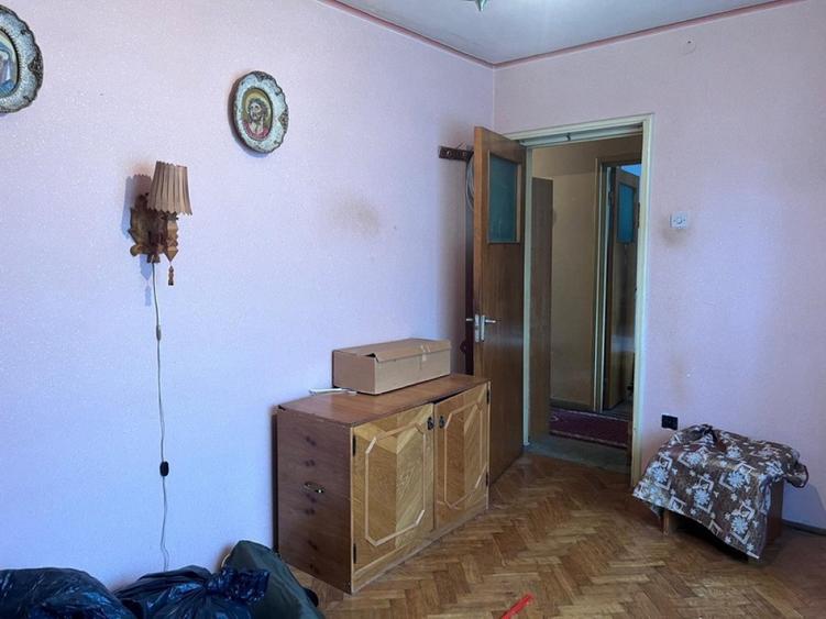 Apartament cu 4 camere semidecomandat în Gojdu