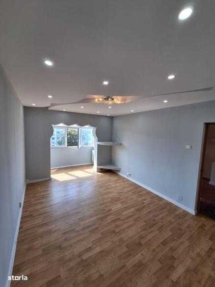 Apartament cu 4 camere decomandat în Craiovița Nouă