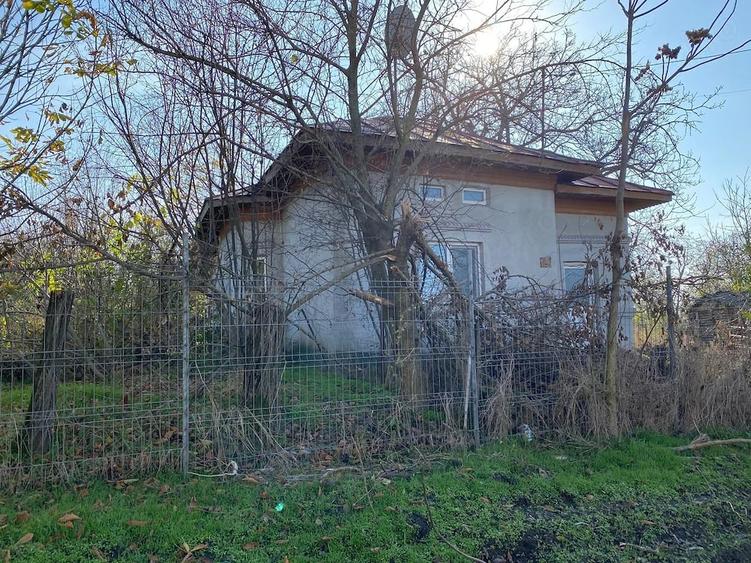 Casă cu 3 camere cu Teren 1500 Mp în Ulmu