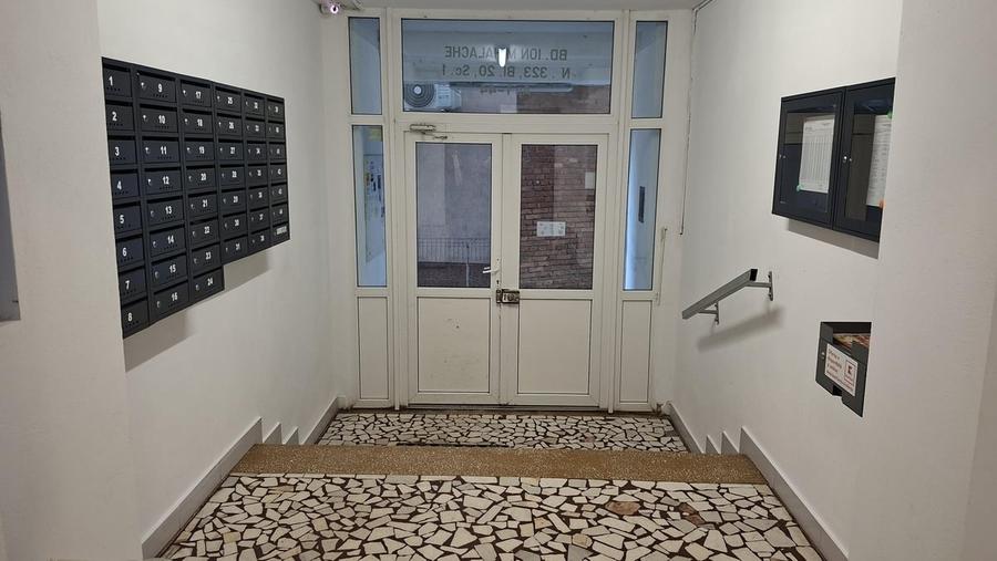 Apartament semidecomandat în Domenii