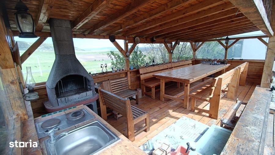 Casă cu 3 camere cu Teren 2135 Mp în Petrești