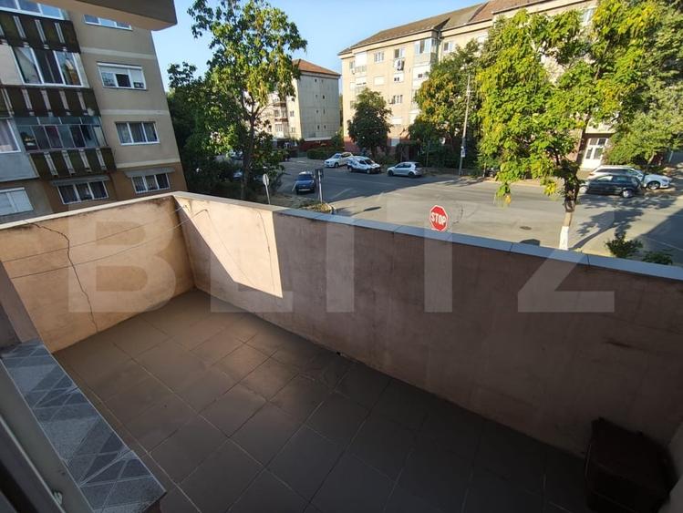 Apartament cu 3 camere semidecomandat, mobilat în Nufărul
