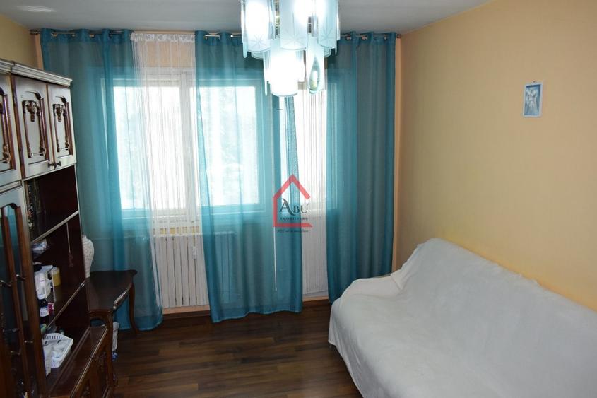 Apartament cu 3 camere decomandat, mobilat în Podu Roș