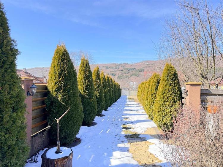 Casă cu 8 camere cu Teren 1280 Mp în Valea Doftanei