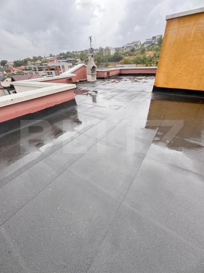 Casă individuală cu 9 camere cu Canalizare în Dâmbul Rotund