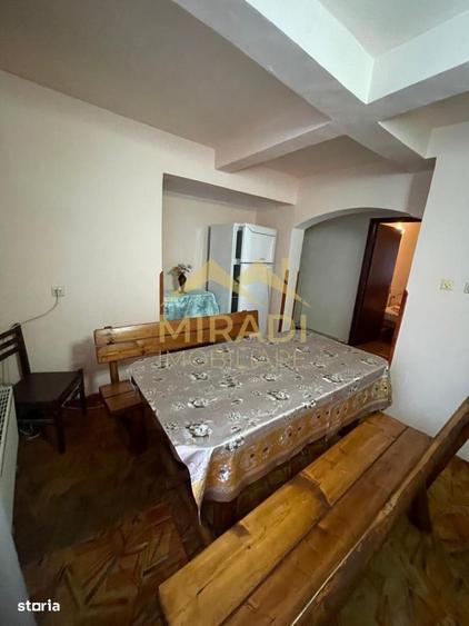 Apartament cu 4 camere decomandat, mobilat în Castelul Peleș