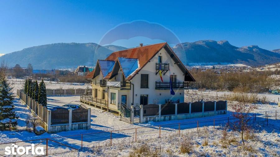 Casă cu 7 camere cu Teren 1004 Mp în Central