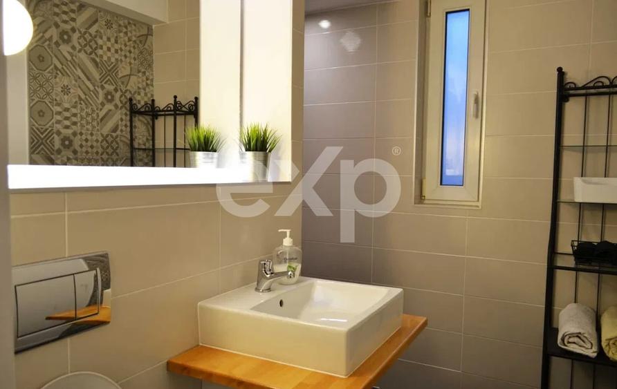 Apartament cu 3 camere semidecomandat, mobilat în Central