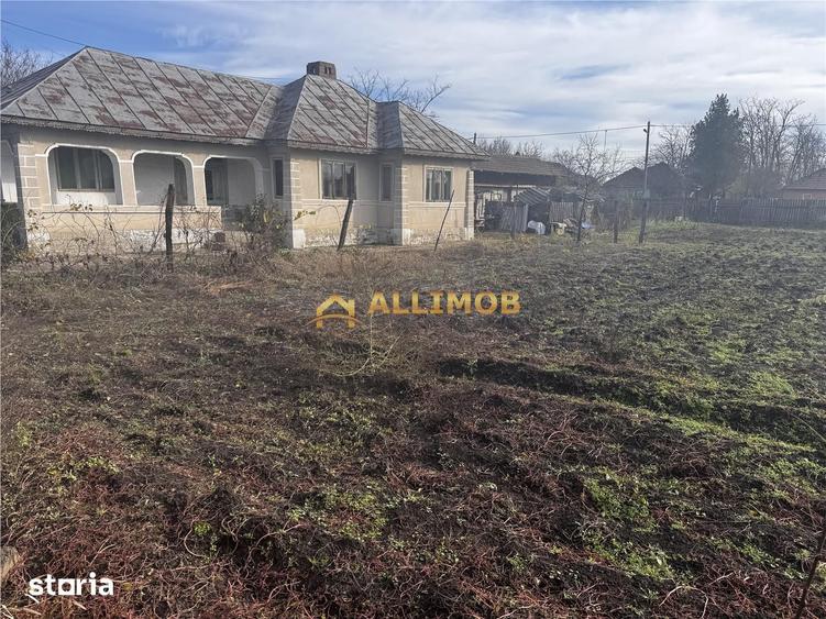 Casă cu 4 camere cu Teren 1550 Mp în Fulga