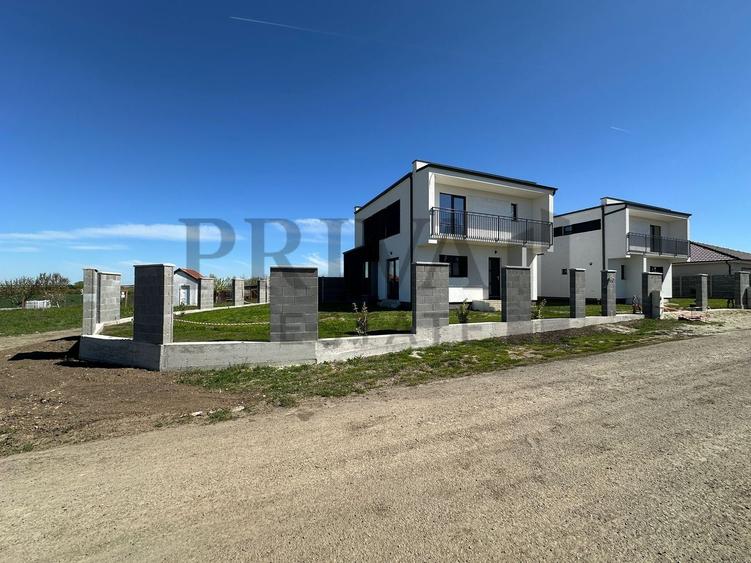 Casă individuală cu 5 camere cu Canalizare în Dumbrăvița