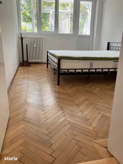 Apartament cu 3 camere semidecomandat în Tei