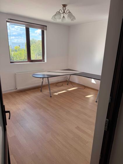 Casă cu 4 camere în Băneasa