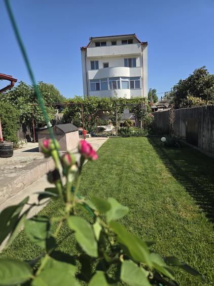 Casă individuală cu 10 camere cu Canalizare în Km 5