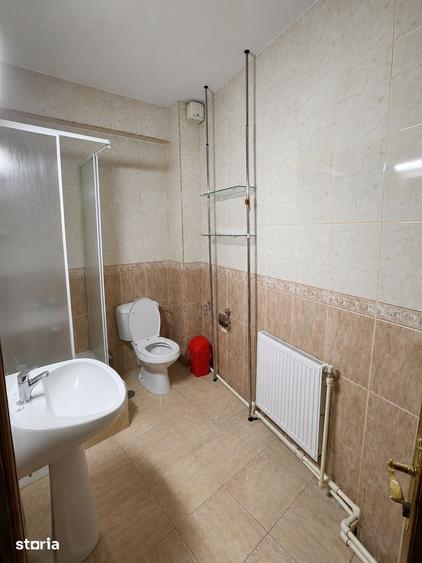 Casă cu 6 camere cu Teren 441 Mp în Piața Centrală