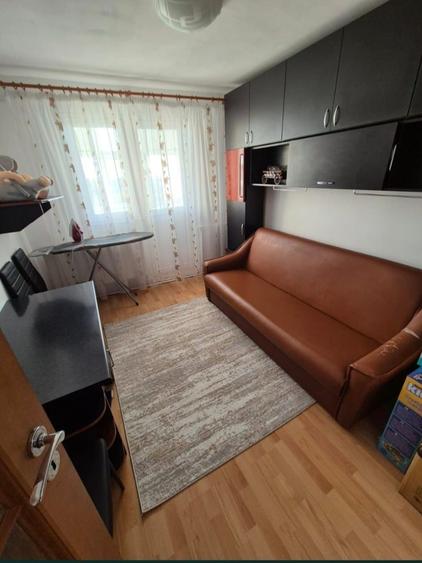Apartament cu 4 camere decomandat în Exterior Vest
